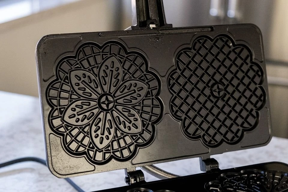 CucinaPro Pizzelle Baker 5" Diameter Pizzelle Nonstick 4 CucinaPro Pizzelle Baker 5" Diameter Pizzelle Nonstick - Image 2